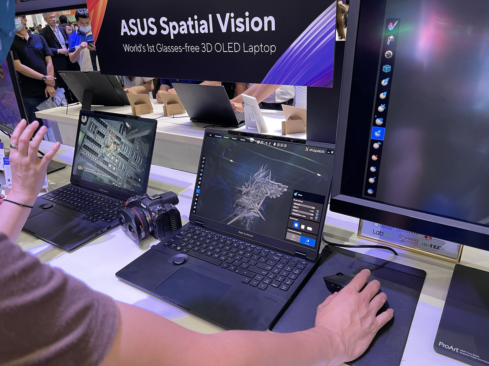 搭載裸視3D螢幕的筆電