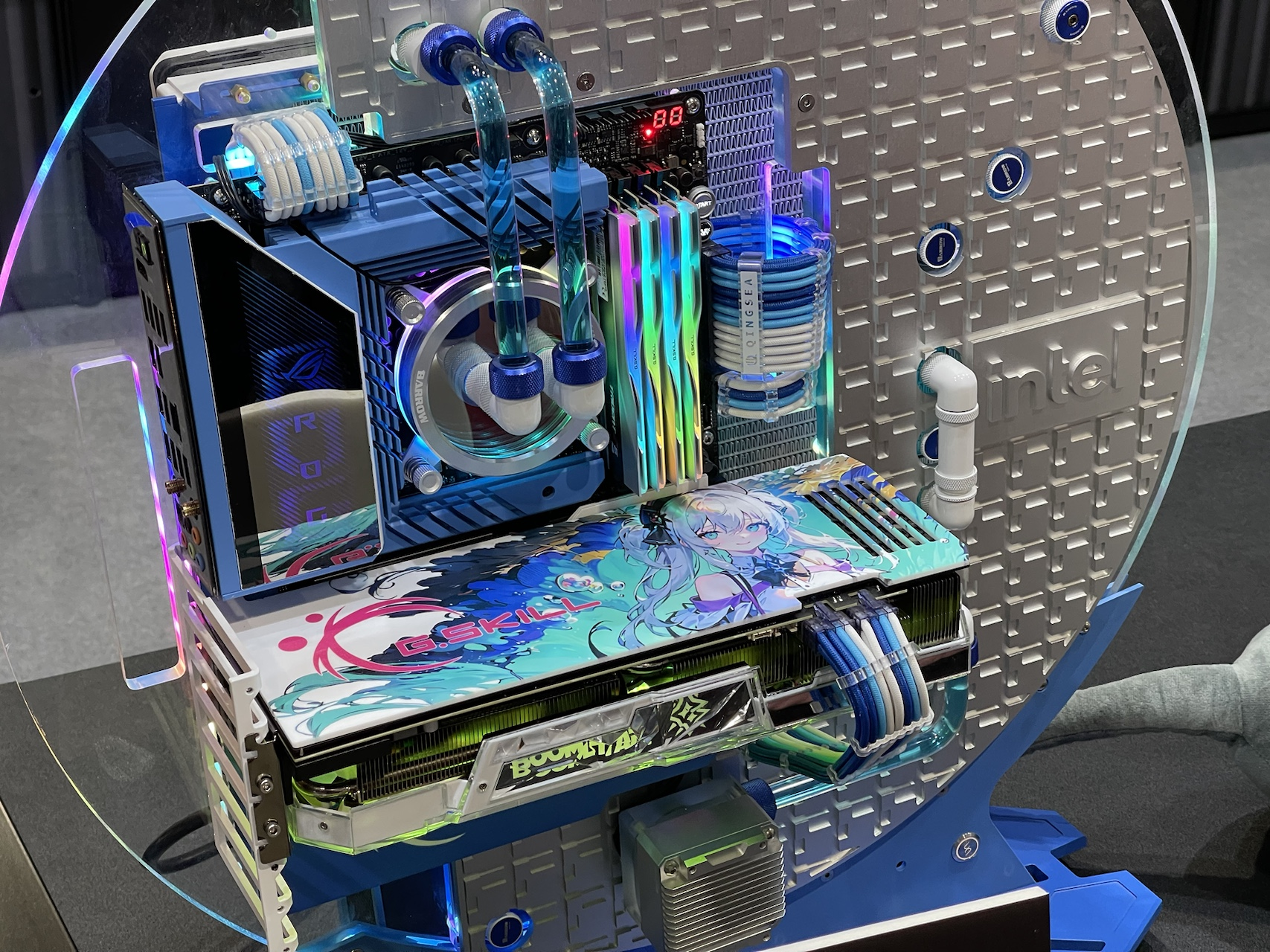 顯卡上面還有妹子